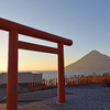 龍宮神社の鳥居と開聞岳。