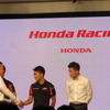 GP3に参戦する福住仁嶺（中央。握手しているのはホンダの山本モータースポーツ部長）。