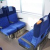 クロスシート時は座席下の足踏みペダルを使って向きを変え、4人用ボックス席の配置にすることもできる。