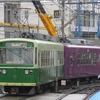 嵐電西院駅を発車して嵐山方面に向かう電車（2016年4月）。四条通北側（写真奥）に嵐山方面行きホームが移設される。