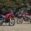 Honda CRF250RALLY（写真左）とCRF450RALLY。