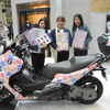 BMWの大型スクーターをラッピングデザインした昭和女子大学の学生。左から室永夏奈さん、内藤彩さん、田中理央さん