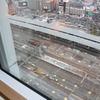 西側の客室からは眼下に名古屋駅が広がる。地下に「リニア名古屋駅」を設けるための工事が駅構内で行われているのが分かる。