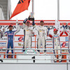 GT500クラスの表彰式（中央左がキャシディ、右が平川）。