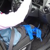「高齢者なりきりセット」を装着して最新マツダ車のペダルレイアウトを確認。少ない負担で無理のないペダル操作が可能だ