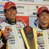 優勝した#51 RC Fの中山（左）と坪井。