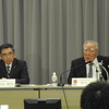 スズキの鈴木修会長（右）と鈴木俊宏社長