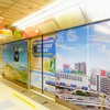 高雄国際空港駅のホームドア広告。天井まで伸びるタイプのホームドアの全面を使ったラッピング広告だ。