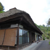 宿泊は築15 0年ほどの歴史を持つ古民家を改装して民宿とした「もっきりや」。地元食材をふんだんに使った田舎御膳を囲炉裏端で食し、五右衛門風呂にも入れる貴重な体験ができる。写真の主人と女将が毎日1組だけの贅沢なホスピタリティをしてくれる