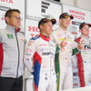 左からレース1優勝の舘信秀監督、2位関口雄飛、優勝ロッテラー、3位キャシディ。