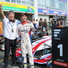 SF第2戦岡山のレース2を制した関口雄飛（左は星野一義監督）。