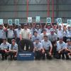 生産累計1000万本目のタイヤとToyo Tyre Malaysia Sdn Bhdのスタッフ