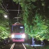 ライトアップされた「もみじのトンネル」を走る叡山電鉄の電車。