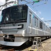 70000系は東京メトロ13000系（写真）と共通の仕様で開発された。