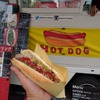 ソーセージから手作りのホットドッグを販売する「アルバーニ」の渡辺真さん