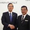 日立オートモティブの関社長（向かって左）とホンダの八郷社長：2月7日の記者会見にて）