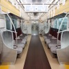 車内の様子（ロングシート）。通常列車はロングシートで運用される。