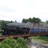 鬼怒川線の砥川橋りょうを走るSL列車『大樹』（試運転）。トラスは常磐線の阿武隈川橋りょうで使っていたものを転用した。