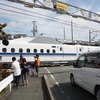 フル規格の新幹線車両が通る唯一の踏切が浜松工場の西側にある。イベント開催時の朝には「発見デー」参加者向けのツアー列車がそのまま踏切を抜けて工場内へと入っていった