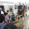 秋田駅では「なはまげ」がクルーズ客を出迎えた。