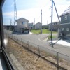 秋田港貨物支線の車窓。普段見られない旅客列車を珍しそうに眺める人がいた。