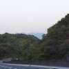 南九州自動車道の終点に近づくと、桜島の上部が見えてくる。