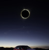 8月21日、アメリカ大陸を横断した皆既日食の下で「三菱 エクリプス クロス」の姿を捉えた瞬間