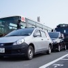 橋梁部に開きや段差が発生し、多数の車両が立ち往生。無人の状態で放置されている（容易に移動できない）という設定。