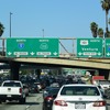 ロサンゼルス・ダウンタウン界隈のハイウェイで早引けの人々による金曜渋滞に捕まる。