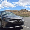 ネヴァダ州にて、雲をボディに映す新型カムリ。