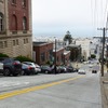 サンフランシスコ名物の急坂。こういうところを気兼ねなく走れるのもアメリカでクルマに求められる実用性能のひとつ。