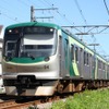 池上線を走る電車（7000系）。