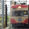 『日野駅舎再生記念号』に使われる西武401系（2代目）の生き残り820系。近江鉄道が創立120周年を迎えた2016年に、西武時代を意識した塗色に戻され、「赤電」の愛称で親しまれるようになった。