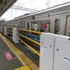 列車が到着した直後。3本のバーが利用者の行く手をふさいでいる。