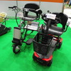 左が電動3輪車「クルーザー」で、右が伸縮式電動スクーター「コンパ」