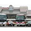 東京2020オリンピック・パラリンピック競技大会特別仕様ナンバープレートの交付開始。撮影協力：左から飛鳥交通、京成バス、三和交通、京浜急行バス、豊和自動車、東京空港交通（場所：羽田空港）