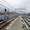 高架ホームから京成津田沼方の線路を望む。新鎌ヶ谷駅とその前後は北総鉄道北総線・京成電鉄成田空港線（成田スカイアクセス）の高架橋に隣接。架線は下り線（左）のみ張られている。