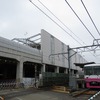 新鎌ヶ谷駅の地上ホーム（右下）と高架ホーム（左上）。