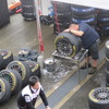 タイヤを扱うチームスタッフはいつも以上に忙しい様子だ。
