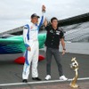 今年5月にインディ500で日本人初優勝を獲得したレーシングドライバー、佐藤琢磨もお祝いに駆けつけた。