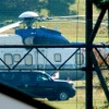 トランプ大統領を乗せた専用車（ビースト）が通過していく。後方のヘリ（EC-225シュペルピューマ）は安倍総理が乗ってきたもの。