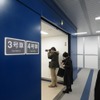 業務用エレベーターの入口のような部分から試験列車に「搭乗」する。