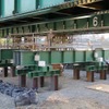 仮の橋脚が立ち上げられた南海本線の男里川橋りょう。11月23日から上下線とも通常ダイヤに戻る。