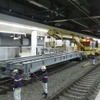 工事桁設置工事にあわせて新しい鉄道クレーンが導入された。