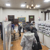 北海道の鉄道の歴史に関するパネルを中心に展示されていた会場。釧路市で開催されて好評を得ていた、簡易軌道に関する展示も人々の注目を集めていた。