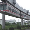 「Just Because！」では湘南モノレールなどが描かれている。写真は湘南深沢駅付近に広がる空き地の脇を通り抜けていく5000系の第5601編成。