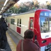 金沢八景駅では「白い京急電車」に驚いた人たちがカメラを向けていた。