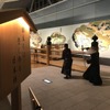 空港内で繰り広げられる殺陣。羽田空港で「究極のインスタ映え」？「SAMURAI FILM」で本物のスタントマンとアクション体験はいかが？