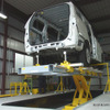 生産工程ステップ1：ベース車のサイドドアやバッグドア、内装パーツなどを取り外した状態