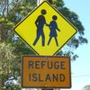 オーストラリアの道路に見つけた「REFUGE ISLAND（避難島）」の標識。車両優先だが歩行者が横断することができる。歩行者側にも安全意識と緊張感がなければ歩行者事故はなくならない